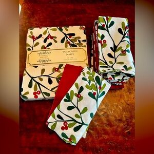 NWT  Wellesley Manor Holiday Tablecloth and Napkin Set